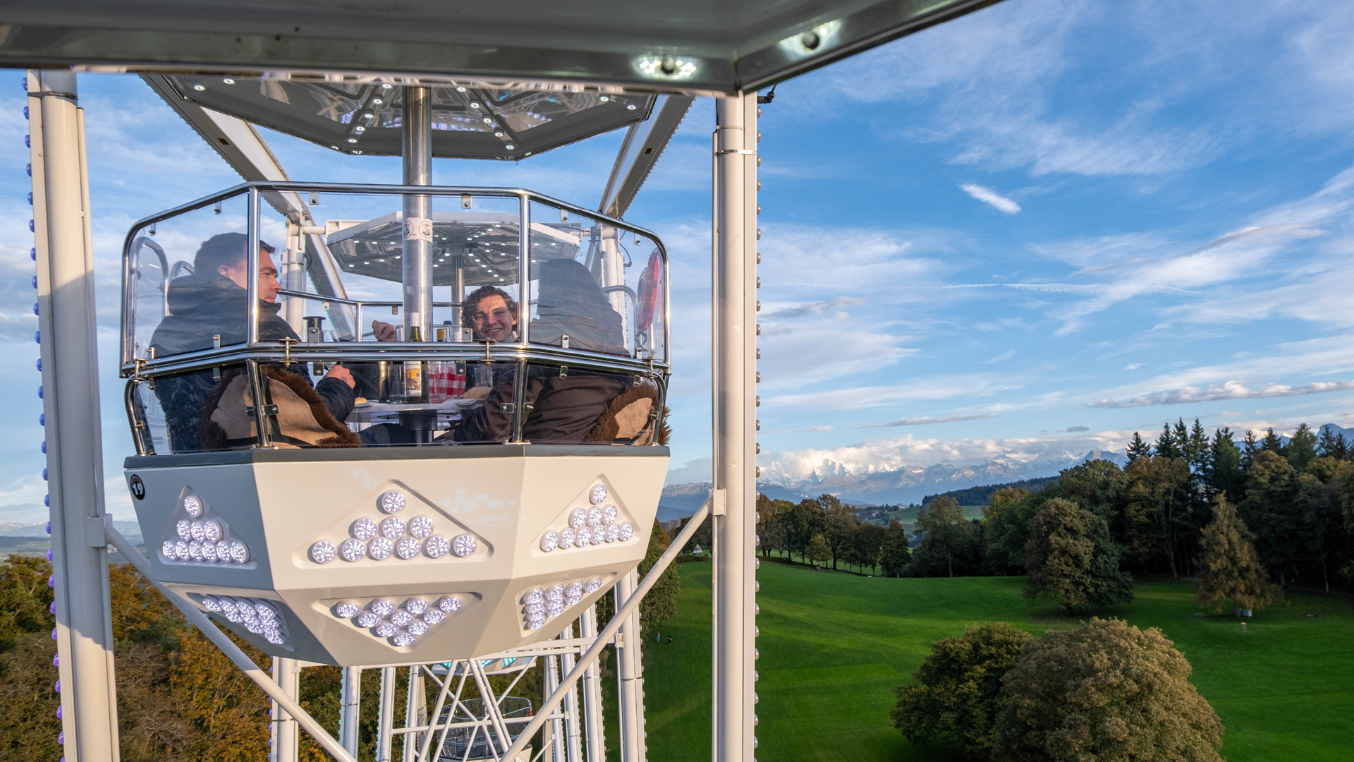 Personen essen Fondue auf Riesenrad